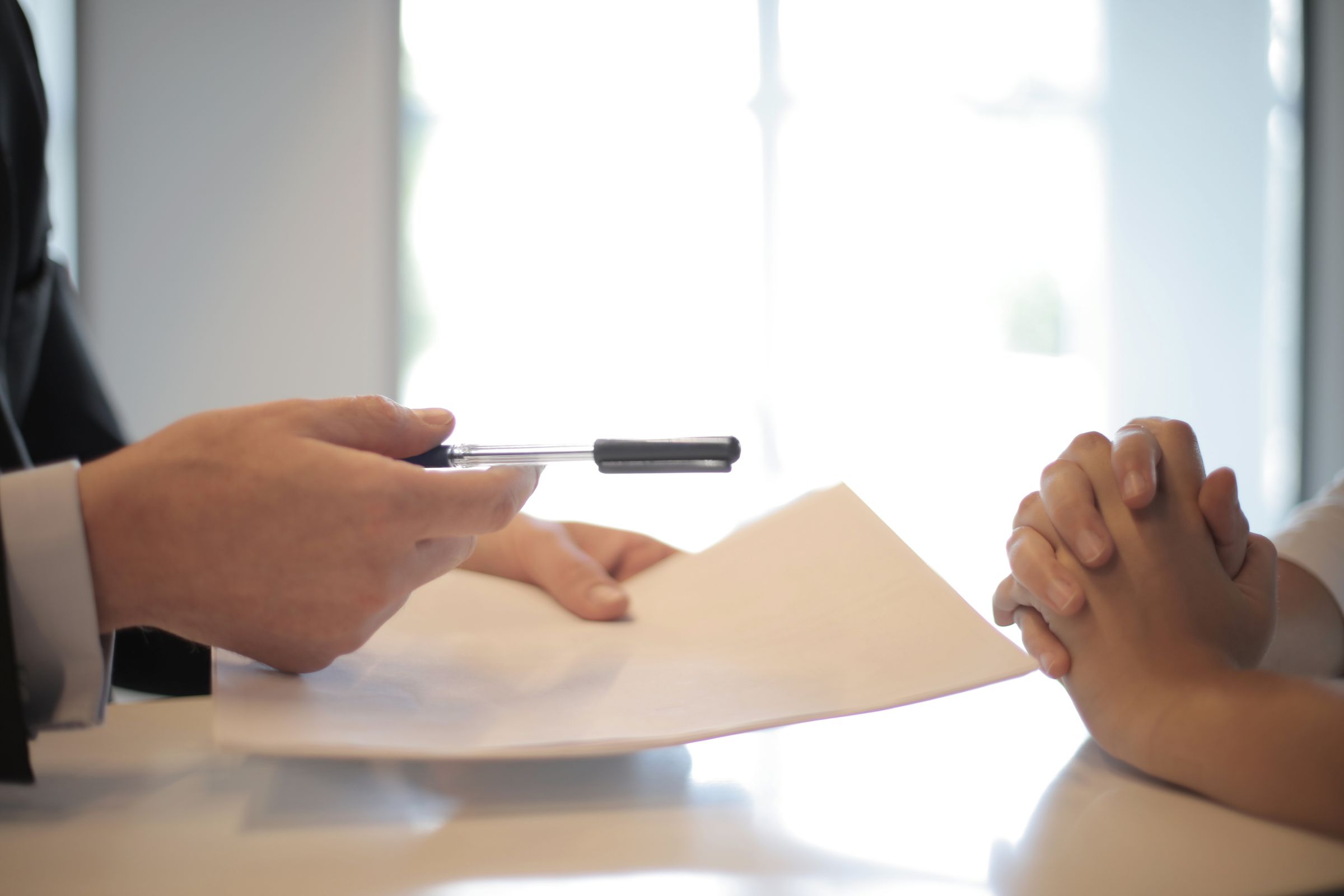 A caneta que assina o contrato quase nunca é a mão que vai escrever o código.