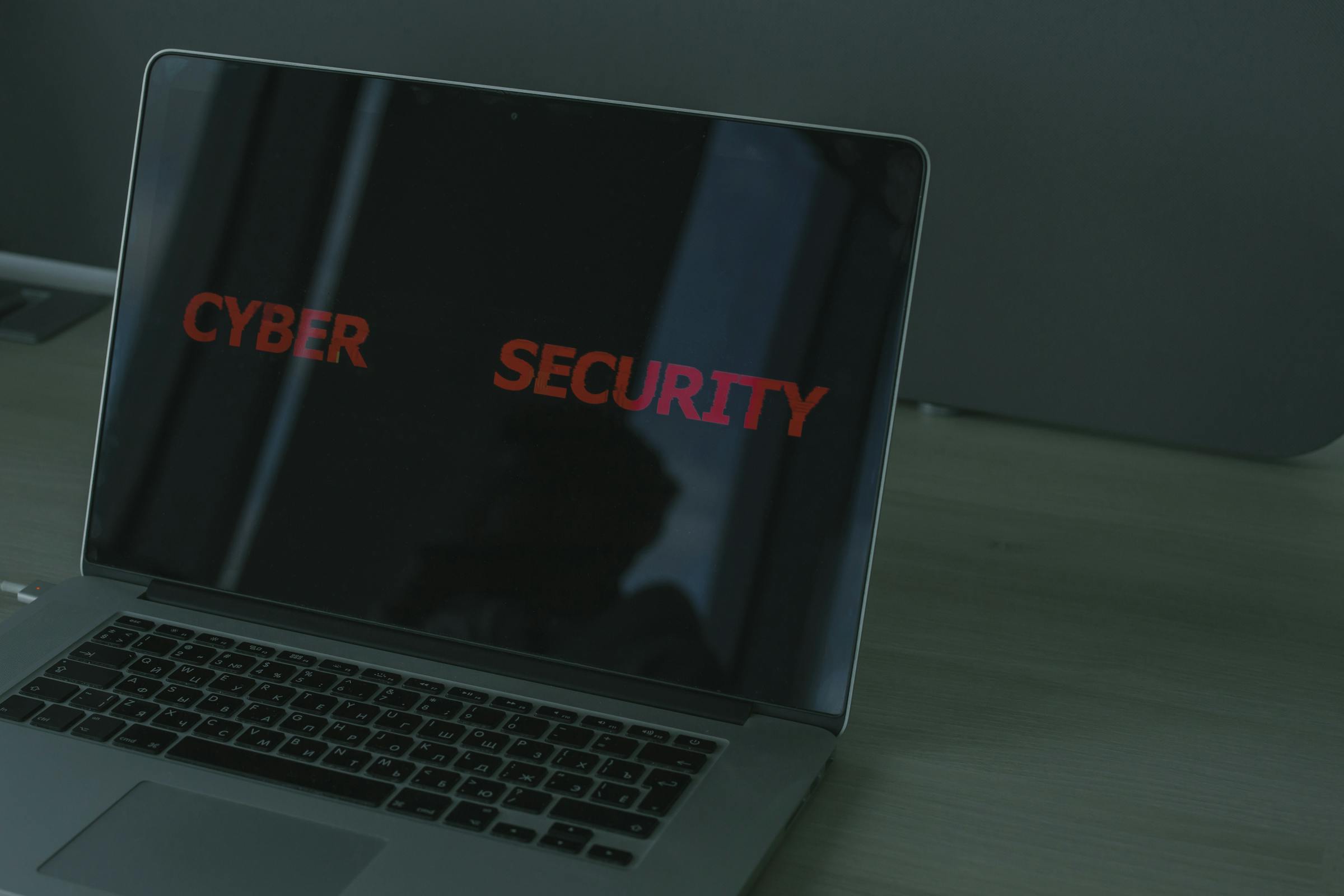 Cada CVE aberto e cada credencial vazada é uma porta esperando ser aberta