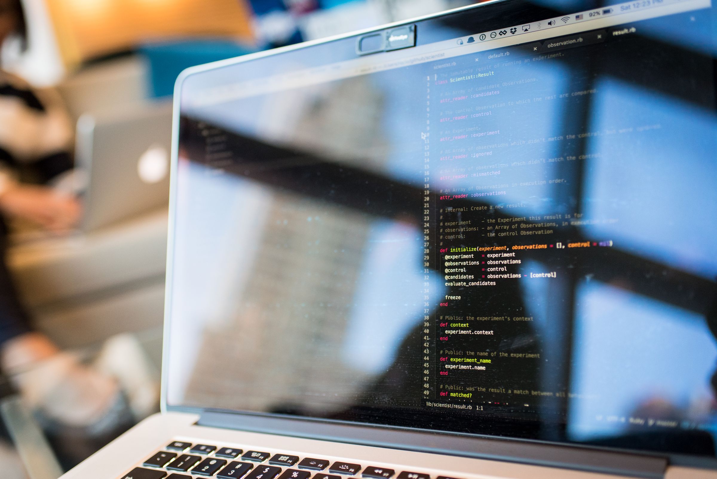 O deploy de produção morava num script na máquina de um dev só. Quando ele tirava férias, o produto inteiro tirava férias junto.